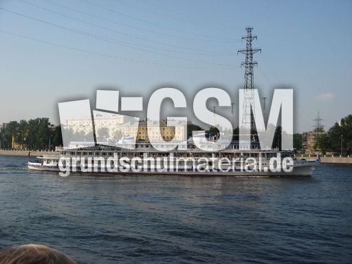 170 Kreuzfahrtschiff auf Newa.JPG